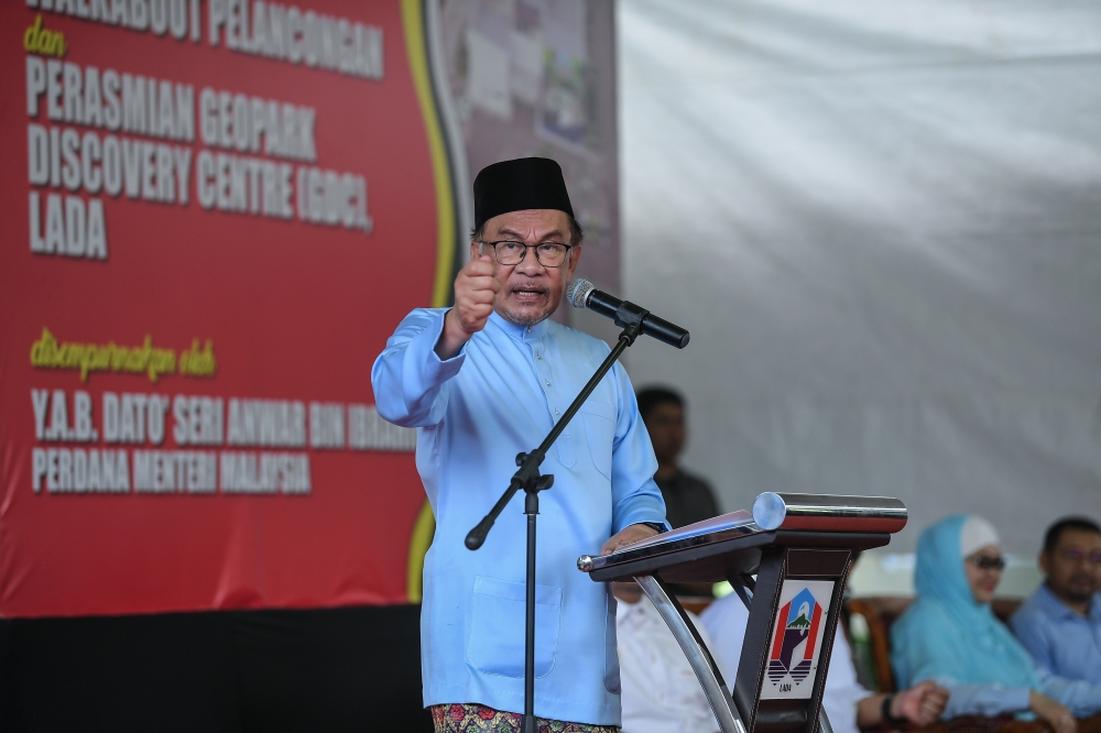 Prime Minister Datuk Seri Anwar Ibrahim urged the people of Kedah to give unity government parties that opportunity by voting them in as the new state government. — Bernama pic 