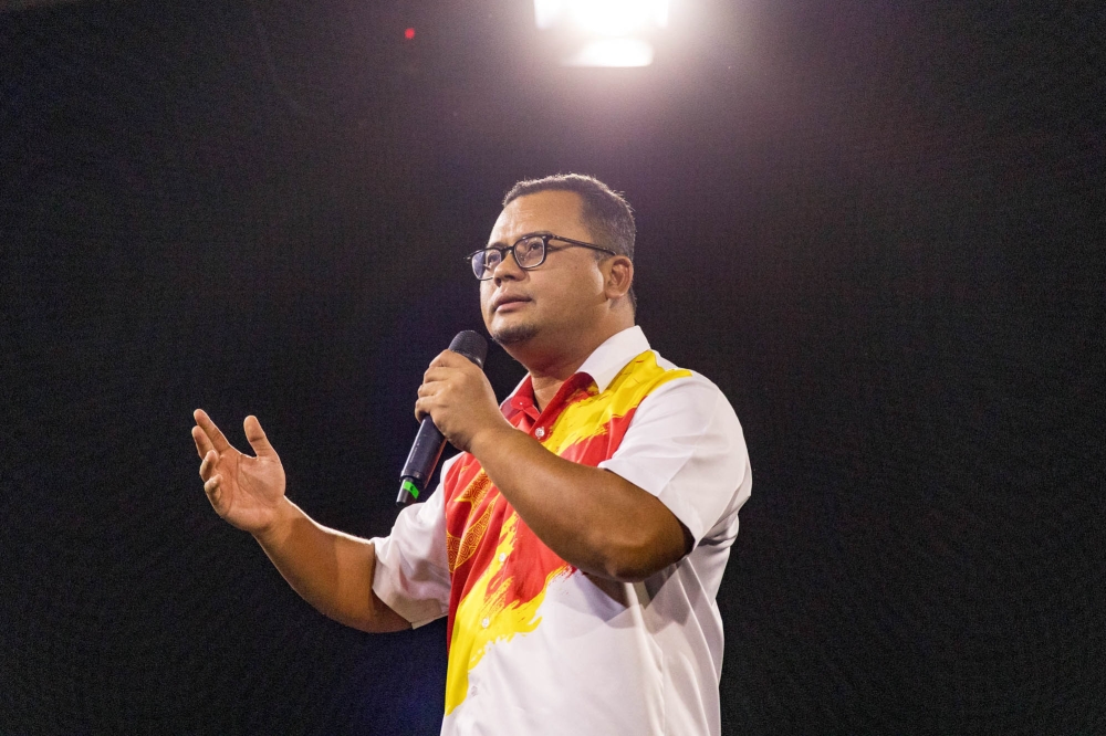 Selangor PH chairman Datuk Seri Amirudin Shari speaks during Grand Finale Kita Selangor election campaign ahead of the upcoming Selangor state election in AU2 Taman Keramat August 10, 2023. — Picture by Firdaus Latif