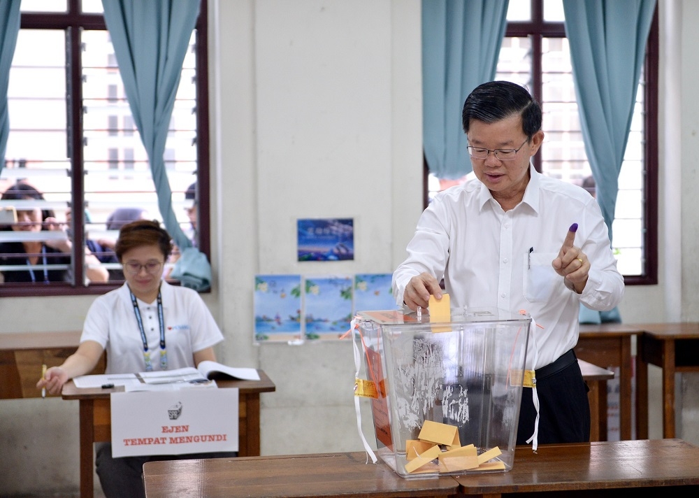 Caretaker Penang chief minister Chow Kon Yeow casts his ballot at Sekolah Kebangsaan Jenis Cina Hu Yew Seah in George Town August 12, 2023. ― Picture by KE Ooi