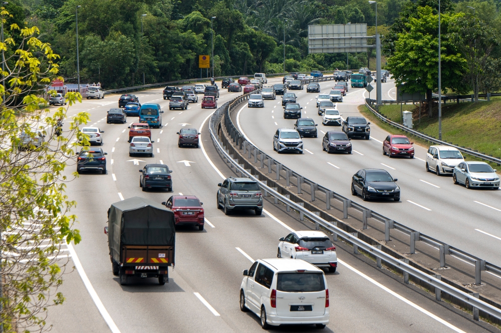 Traffic flow is smooth on Kajang Silk Expressway, August 12, 2023. — Picture by Shafwan Zaidon