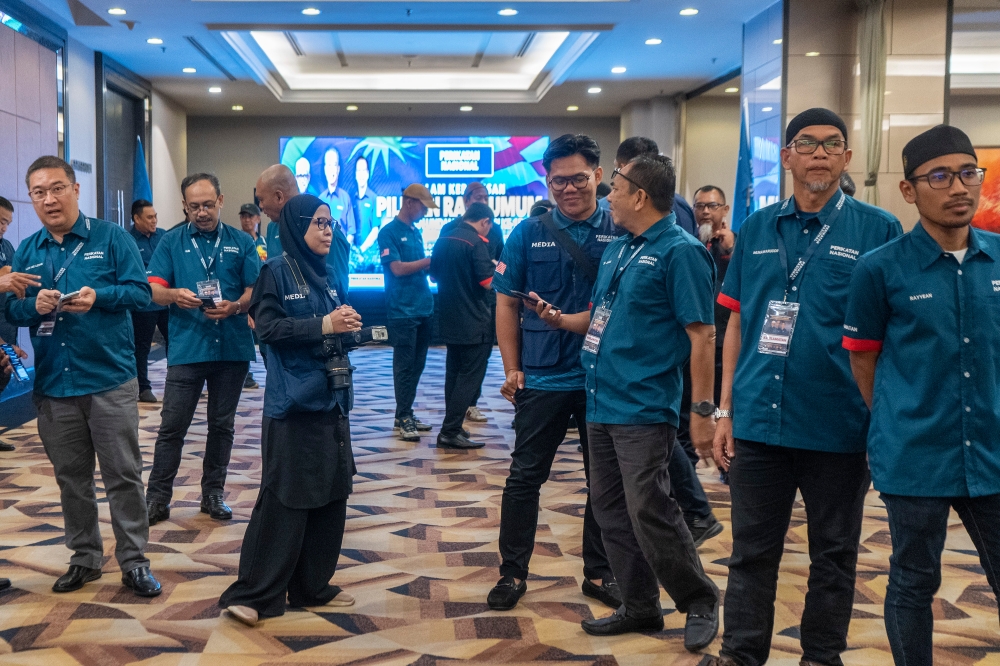 Perikatan Nasional supporters gather at Concorde hotel in Shah Alam, August 12, 2022. — Pictures by Shafwan Zaidon