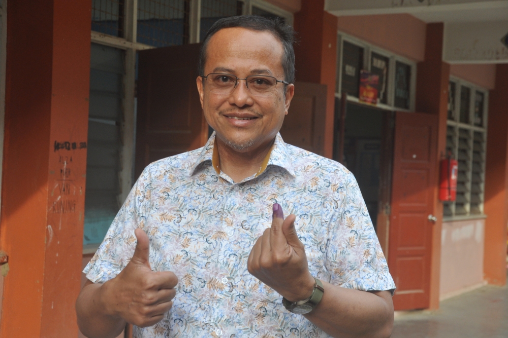 Datuk Seri Ahmad Samsuri Mokhtar, who is also PAS vice-president, won with a 17,286-vote majority after garnering 20,927 votes to defeat Pakatan Harapan (PH) candidate Suhaimi Sulaiman who only obtained 3,641 votes. — Bernama pic 