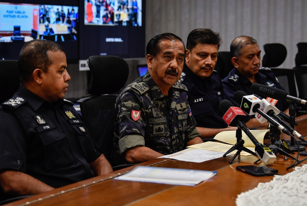 Inspector-General of Police Tan Sri Razarudin Husain said police would be ready and on alert during Op Kawal Mesra which starts at 12 midnight today to ensure peace and security of the public and the nation. — Bernama pic   