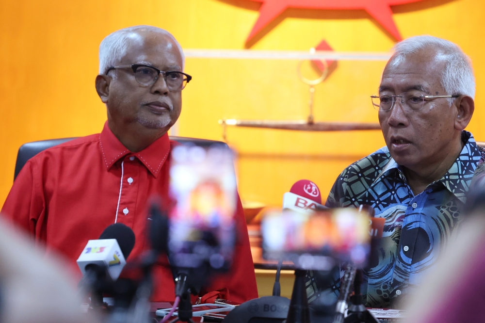 Amanah vice-president Datuk Mahfuz Omar (left) lost in Alor Mengkudu to former national footballer Muhamad Radhi Mat Din of Perikatan Nasional (PN). — Bernama pic 