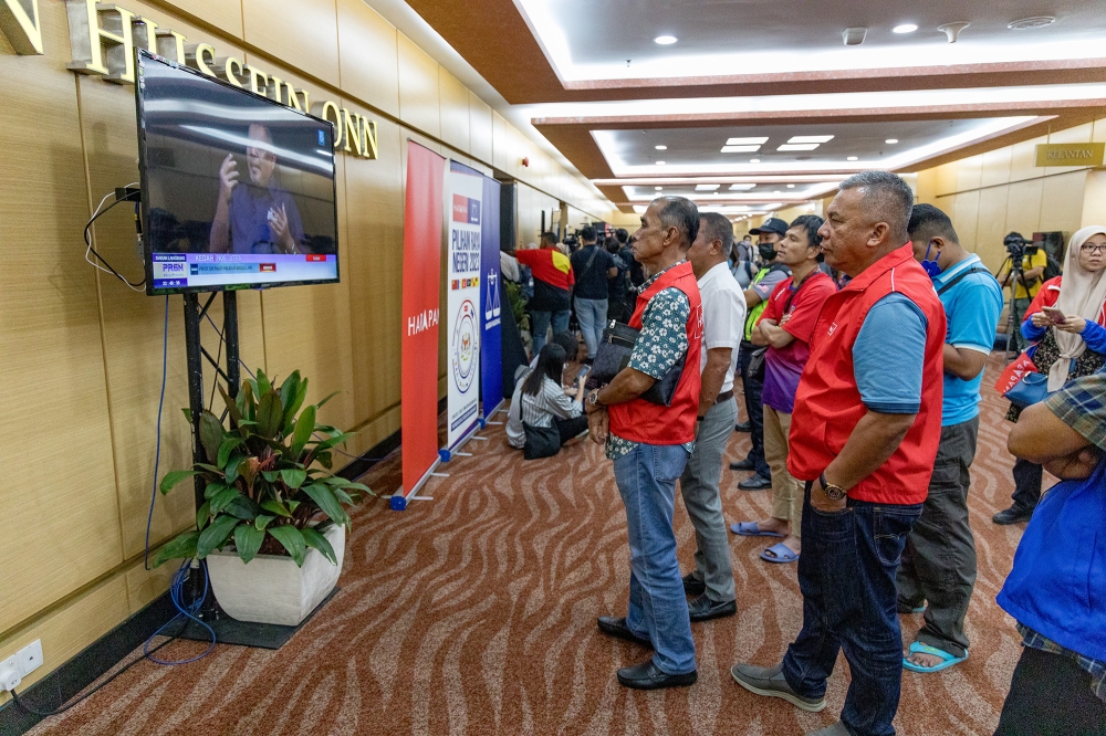 Pakatan Harapan and Barisan Nasional supporters wait for election results at the World Trade Centre in Kuala Lumpur, August 12, 2023. — Picture by Firdaus Latif