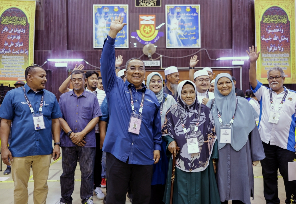 Datuk Seri Muhammad Sanusi Md Nor at the vote-tallying centre at Dewan Muhammad Abduh Sekolah Menengah Kebangsaan Agama Sik, August 12, 2023. — Bernama pic 