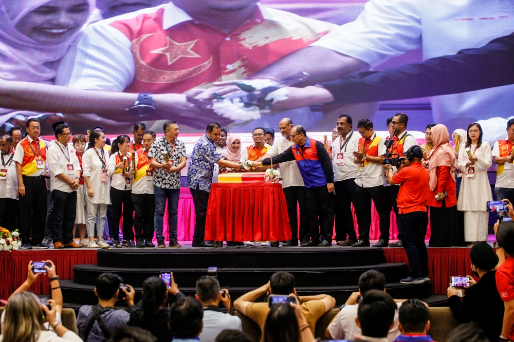 Datuk Seri Amirudin Shari (centre) together with all the Pakatan Harapan and Barisan Nasional candidates for the Selangor state election celebrate at Wyndham Acmar in Klang August 12, 2023. — Picture by Hari Anggara