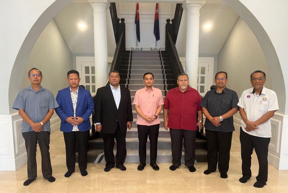 Johor Menteri Besar Datuk Onn Hafiz Ghazi (centre) flanked by state Amanah leaders pose for photos at Saujana in Johor Baru August 14, 2023. —  Picture via Facebook/ Aminolhuda Hassan