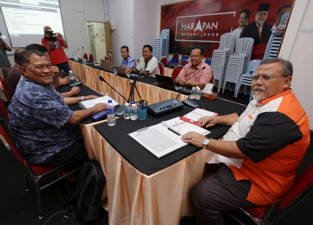 Johor Amanah chairman Aminolhuda Hassan (right) who is also Johor Pakatan Harapan (PH) deputy chairman said PH will not take lightly the support of voters for Perikatan Nasional, especially in the six state elections on Saturday. — Bernama pic   
