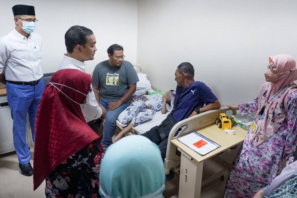 Johor Menteri Besar Datuk Onn Hafiz Ghazi visits the child, who has since been called Iman, at Hospital Sultan Ismail (HSI) in Johor Baru, August 14, 2023. — Picture from Twitter/Onn Hafiz Ghazi