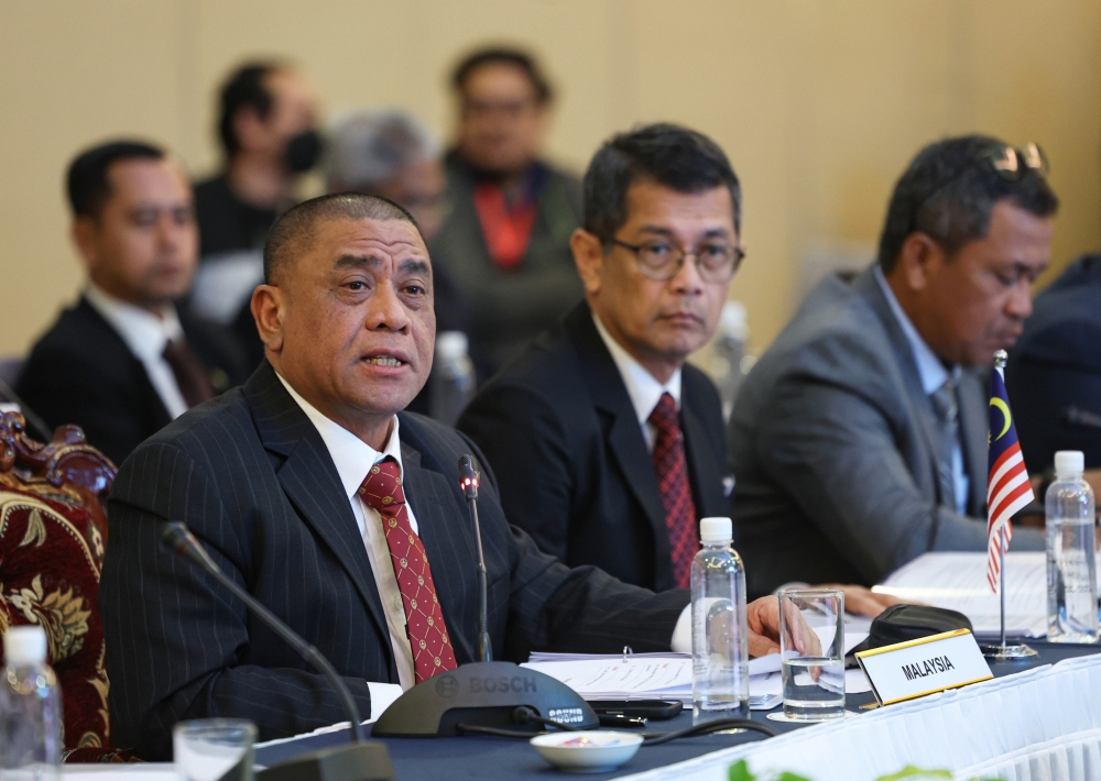 Perak Menteri Besar Datuk Seri Saarani Mohamad today called for a stop to the politics of slander and hatred. — Bernama pic 