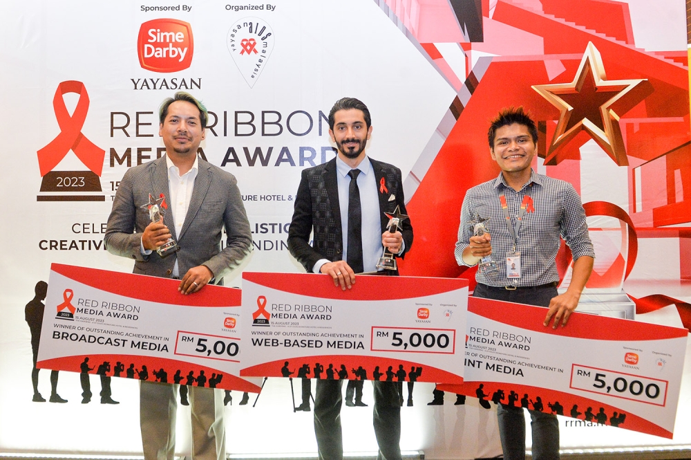 Winners, (from right) Sinar Harian representative Mohd Izzatul Izuan Tahir, Malay Mail journalist Milad Hassandarvish and Astro Awani journalist Syed Farradino Syed Omar with their wins at the Red Ribbon Media Award 2023. — Picture by Miera Zulyana