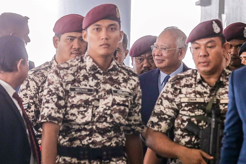Former Prime Minister Datuk Seri Najib Razak was seen at the court compound for the 1MDB case here at Kuala Lumpur High Court. —  Picture by Sayuti Zainudin