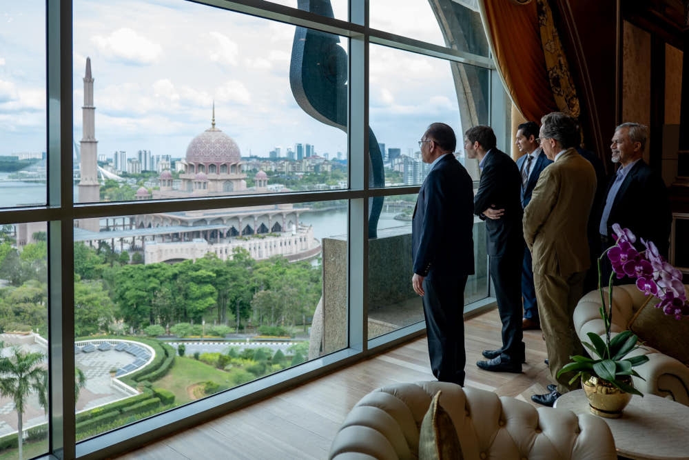Prime Minister Datuk Seri Anwar Ibrahim, who is also finance minister, said the meeting was attended by a number of internationally influential investors known for their contributions to economic development and the success of companies. — Picture from Facebook/Anwar Ibrahim