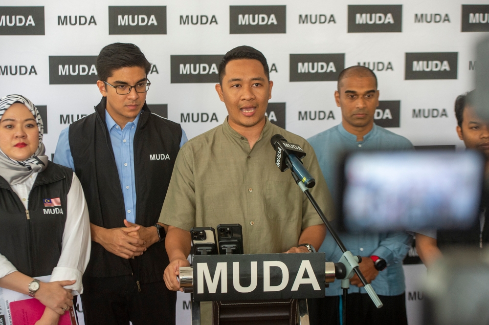 Malaysian United Democratic Alliance election director Luqman Long (centre) speaks during a press conference at Muda’s command centre in Petaling Jaya July 22, 2023. — Picture by Shafwan Zaidon