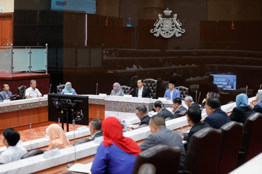 Johor Menteri Besar Datuk Onn Hafiz Ghazi said discussions, involving the relevant agencies, were being held to find a new mechanism to address poverty problems in the state, such as foster family programme, providing job opportunities and targeted assistance. — Picture from Facebook/Onn Hafiz Ghazi