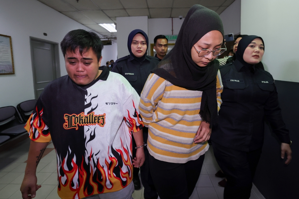 Single mum Nurul Asyiqin Mohamad Zahir (right), 27, and her girlfriend, Singaporean Awiin Chua, 30, at the Magistrates’ Court in Johor Baru, August 16, 2023. — Bernama pic 