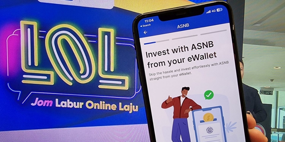 TNG Digital (TNGD) has partnered with Amanah Saham Nasional Berhad (ASNB) to make it easier for all Malaysians to invest in ASNB unit trust via the Touch ‘n Go eWallet.  — SoyaCincau pix