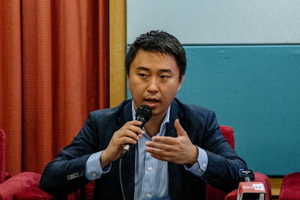 Datuk Larry Sng said Prime Minister Datuk Seri Anwar Ibrahim should replace some federal ministers with experienced Malay Members of Parliament, such as former second minister of finance Datuk Seri Johari Abdul Ghani and former health minister Datuk Seri Dzulkefly Ahmad. — Picture by Firdaus Latif