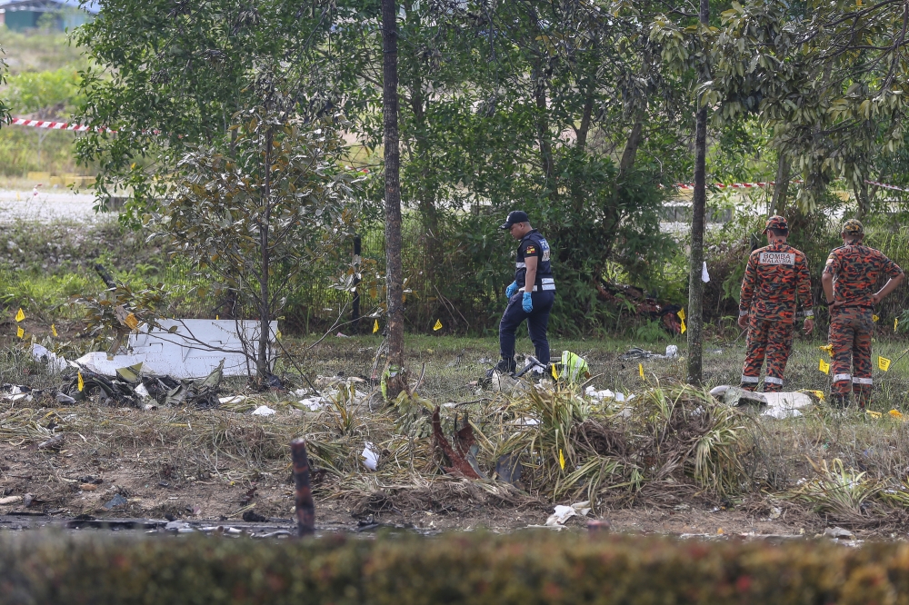 Earlier, Selangor police chief Datuk Hussein Omar Khan confirmed that 10 individuals including very important persons (VIPs) perished in the crash of the Beechcraft Model 390 (Premier 1) aircraft on the Guthrie Corridor Expressway, near the Elmina township, at 2.40pm today. — Picture by Yusof Mat Isa