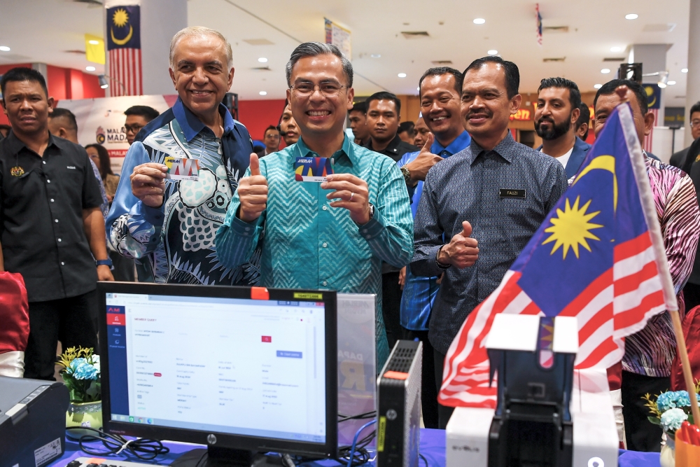 Communications and Digital Minister Fahmi Fadzil and Mydin Mohamed Holdings Berhad (Mydin) managing director Datuk Ameer Ali Mydin at the Semarak Gemilang Malaysia Madani OHMYDIN! Meriah Bersama in conjunction with the National Month and Mydin’s 66th anniversary celebrations in Seremban, August 17, 2023. — Bernama pic 
