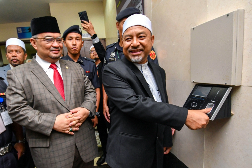Kelantan Menteri Besar Datuk Mohd Nassuruddin Daud clocks in for work on his first official day as menteri besar, Kota Baru, August 16, 2023. — Bernama pic