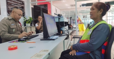 Thai road sweeper wins social media praises for returning RM26,000 worth of gold jewellery she found while working - Vimarsana News