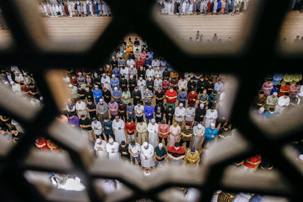 Muslim worshippers perform prayers at the National Mosque in Kuala Lumpur March 22, 2023. ― Picture by Hari Anggara