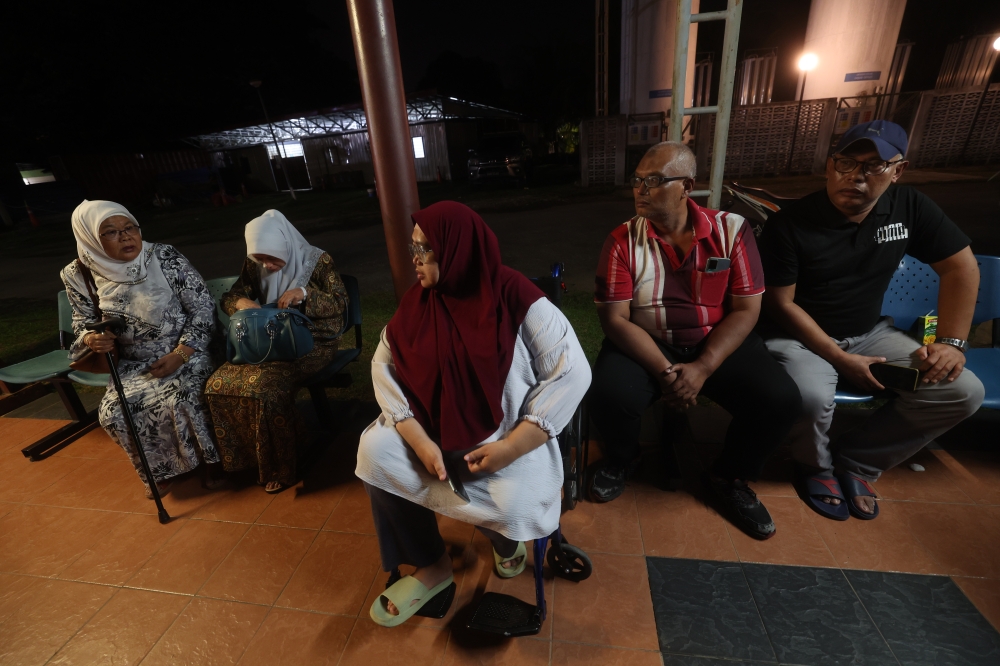 Victims’ next-of-kin are seen at Hospital Tengku Ampuan Rahimah in Klang August 17, 2023. ― Bernama pic