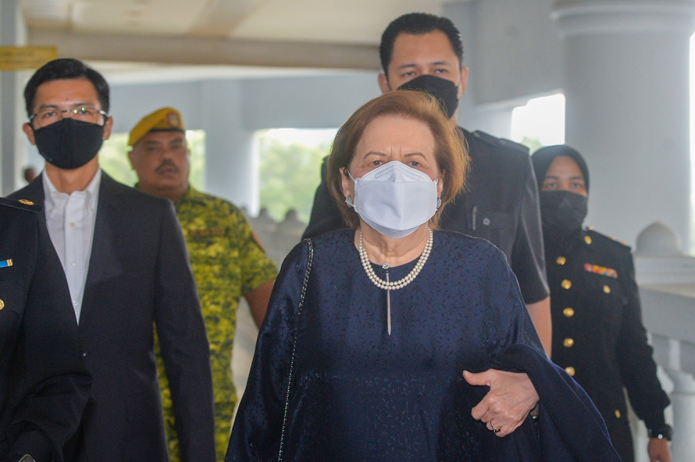 Former governor of Bank Negara Malaysia, Tan Sri Zeti Akhtar Aziz (centre) arrives during 1MDB cases at the Kuala Lumpur High Court, August 18, 2023. — Picture by Miera Zulyana
