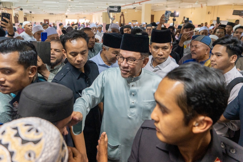 Prime Minister Datuk Seri Anwar Ibrahim arrives at Masjid Jamek A-Rahimiah in Klang, Selangor August 18, 2023. — Picture by Shafwan Zaidon