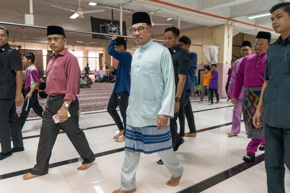 Prime Minister Datuk Seri Anwar Ibrahim arrives at Masjid Jamek A-Rahimiah in Klang, Selangor August 18, 2023. — Picture by Shafwan Zaidon
