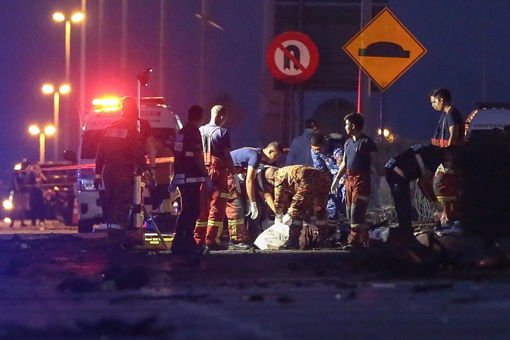 Forensics personnel carry the body of a plane victim at Bandar Elmina, Shah Alam August 17, 2023. Inspector-General of Police Tan Sri Razarudin Husain today said that only one of the 10 bodies of the victims of the Beechcraft Model 390 (Premier 1) aircraft, was found in perfect condition. — Picture by Yusof Mat Isa