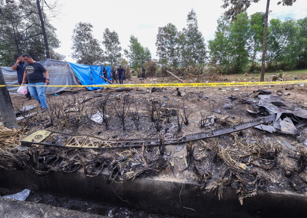Among the pieces of wreckage scattered in the crash area of ​​the Beechcraft Model 390 (Premier 1) plane that crashed on the Guthrie Highway near Elmina Town, yesterday, Shah Alam, August 18, 2023. — Bernama pic 
