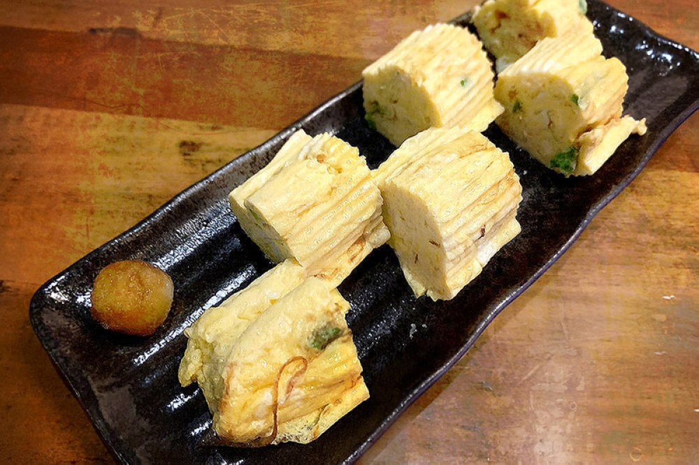 'Negi tamagoyaki' (Japanese style omelette with spring onions).