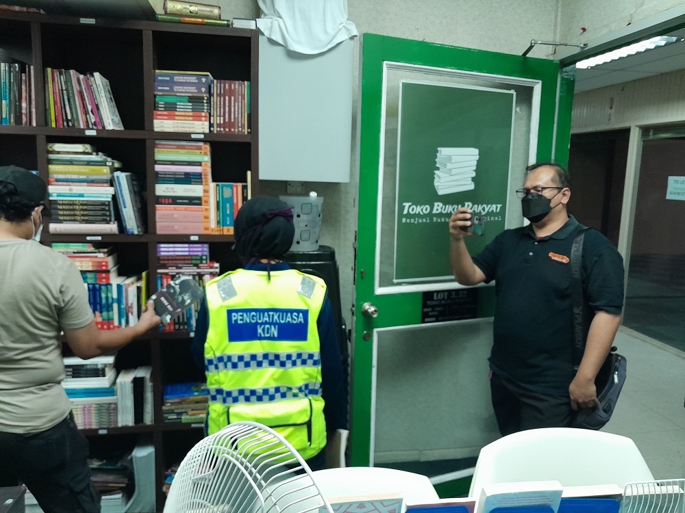 Officials raided Toko Buku Rakyat at Wisma Central at 4pm yesterday. ― Picture via Facebook/Benz Ali