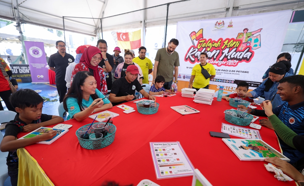 Youth and Sports Minister Hannah Yeoh taking part in a batik printing activity at the Selangor-level Rakan Muda Mini Tour programme in Petaling Jaya August 19, 2023. — Bernama pic