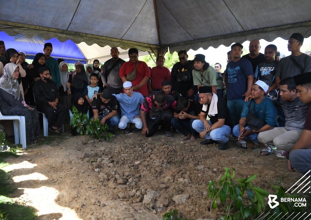 Family and friends of late p-hailing rider Muhamad Hafiz Muhamad Salleh attend funeral prayers at Masjid Jamek Ar Rahimiah August 19, 2023. — Picture via Twitter/Bernama