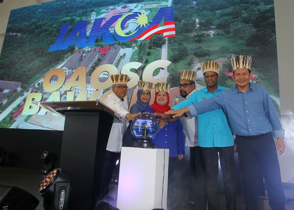 Deputy Minister of the Rural and Regional Development Ministry Datuk Rubiah Wang attends the opening the Bawong AOSC in Sungai Siput August 19, 2023. Also present were Orang Asli Entrepreneur and Economic Development Secretariat Datuk Ramli Mohd Nor (3rd right); Director-General of the Orang Asli Development Department (Jakoa) Sapiah Mohd Nor (2nd left) and Perak State Rural Development, Plantation, Agriculture and Food Industry Committee chairman Datuk Mohd Zolkafly Harun (left). — Bernama pic
