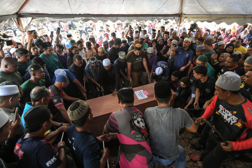 Family and friends of late p-hailing rider Muhamad Hafiz Muhamad Salleh attend funeral prayers in Sungai Petani August 19, 2023. — Bernama pic