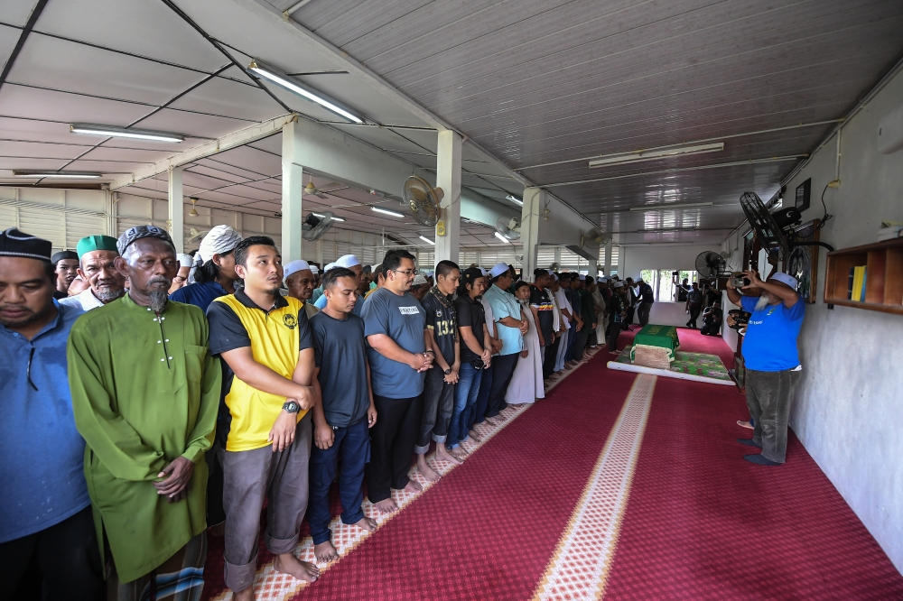 Family and friends of late p-hailing rider Muhamad Hafiz Muhamad Salleh attend funeral prayers at Masjid Al-Huda, Kampung Jerung August 19, 2023. — Bernama pic