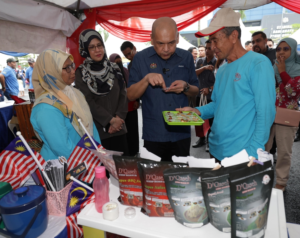 Acting Domestic Trade and Cost of Living Minister Datuk Armizan Mohd Ali visits a stall during the Mega Rahmah Sale programme at grounds of the Pasir Gudang City Council Indoor Stadium in Johor Baru August 19, 2023. — Bernama pic