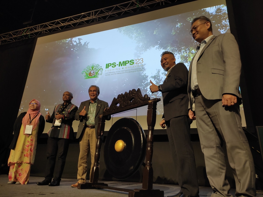 Len Talif (centre) with (from left) Aini, Ratsimbazafy and others pose during the launch. — Borneo Post pic