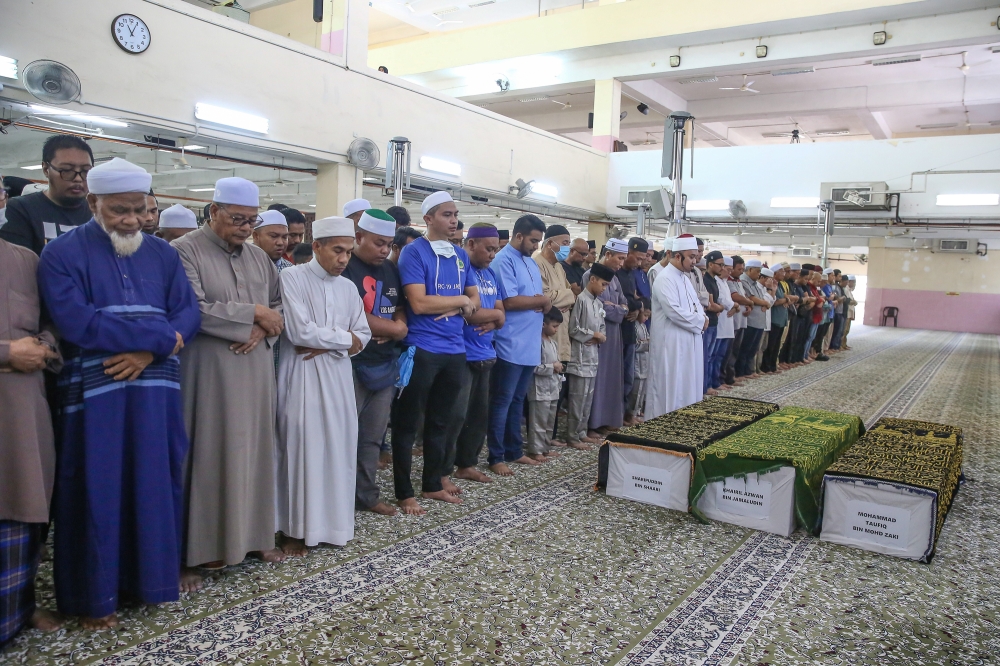 Relatives and friends perform prayers three of the victims of the Elmina plane crash at  Masjid Jamek Ar-Rahimiah in Klang August 20, 2023. — Picture by Yusof Mat Isa