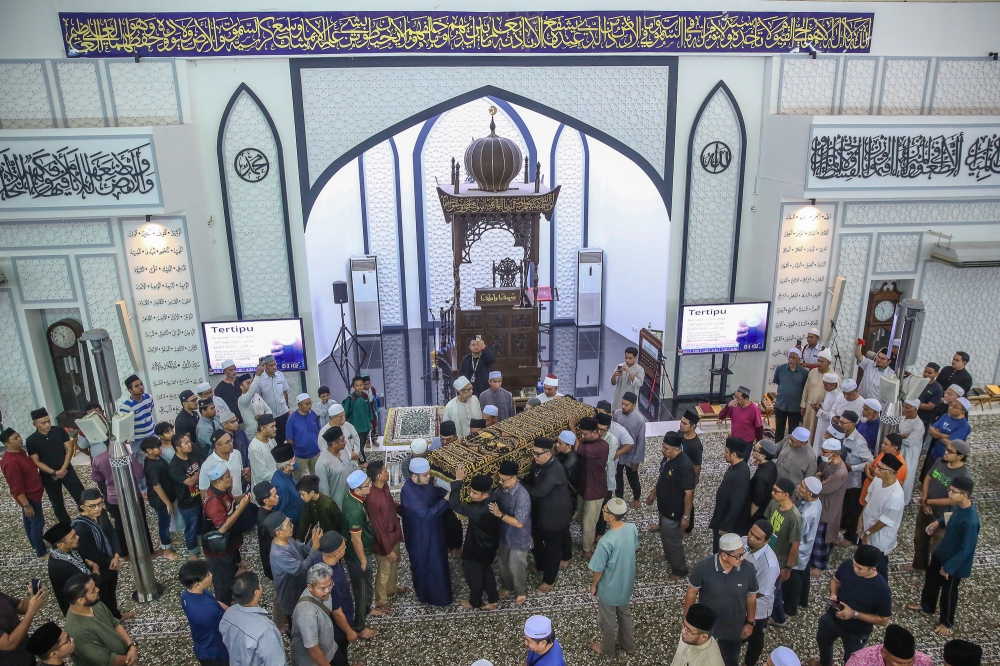 Meanwhile, a sombre atmosphere enveloped the Masjid Jamek Ar-Rahimiah in Klang as the remains of Pelangai assemblyman Datuk Seri Johari Harun arrived. — Picture by Yusof Mat Isa