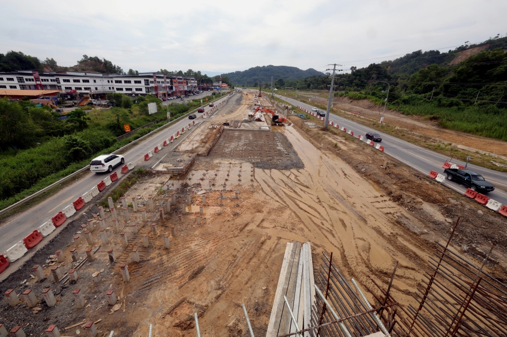 A view of the Donggongon Road Upgrade project site to Papar Spurs Phase 2 and 3 and Work Package 04 (Bongawan to Papar) of the Sabah Pan Borneo Highway Project August 19, 2023. — Bernama pic