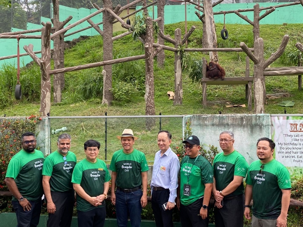 Datuk Mad Zaidi with representatives from the Malaysian palm oil industry in front of Orangutan Borneo Showcase in Zoo Negara for the World Orangutan Day organised by MPOGCF. — Picture courtesy of MPOGCF