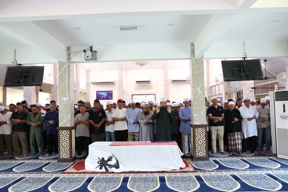 Family and friends perform prayers for Elmina plane crash victim Shaharul Amir Omar at the Jamek al-Ikhwan Mosque in Desa Manjung Raya August 20, 2023. — Bernama pic