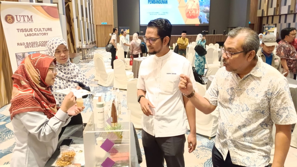 Johor DAP vice-chairman Sheikh Umar Bagharib Ali, who is also the Malaysian Pineapple Industry Board chairman, at the 2030 Pineapple Industry Development Roadmap workshop held in Johor Baru in this file picture taken on July 6, 2023. — Picture by Ben Tan