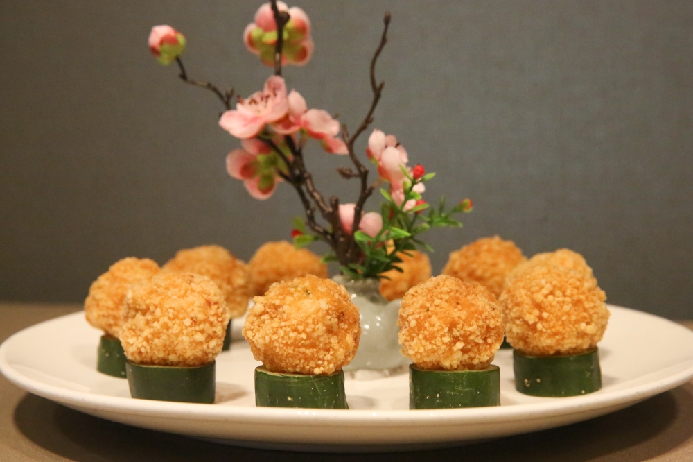 Crispy King Prawn Ball was superb with a delicate crispy layer and fluffy chopped prawns.